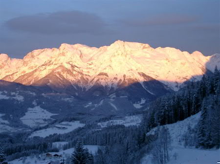 Berge im Licht der aufgehenden Sonne