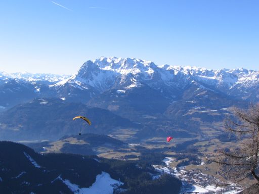 Gleitschirme in guter Themik auf dem Weg ins Tal