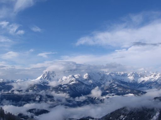 Hochk&ouml;nig mit einer M&uuml;tze aus Wolken